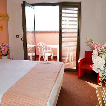 Отель Antares Градо